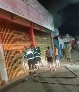 Incêndio atinge loja Topa Tudo Móveis Semi Novos, na Avenida Camboa, em São Luís